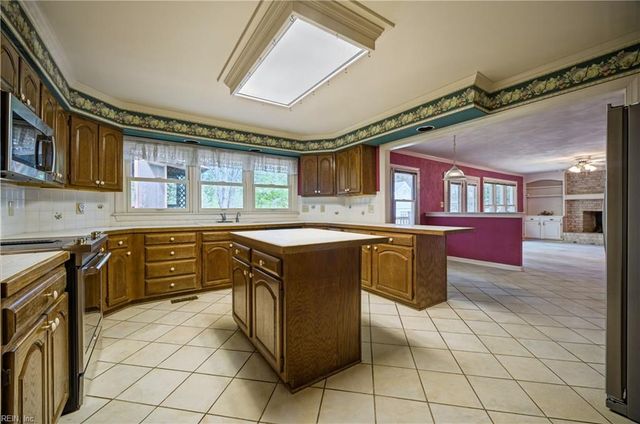 220 Marsh Island DR, Chesapeake, VA 23320