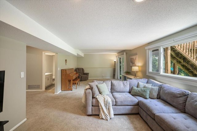 8944 Darnel Road, Eden Prairie, MN 55347