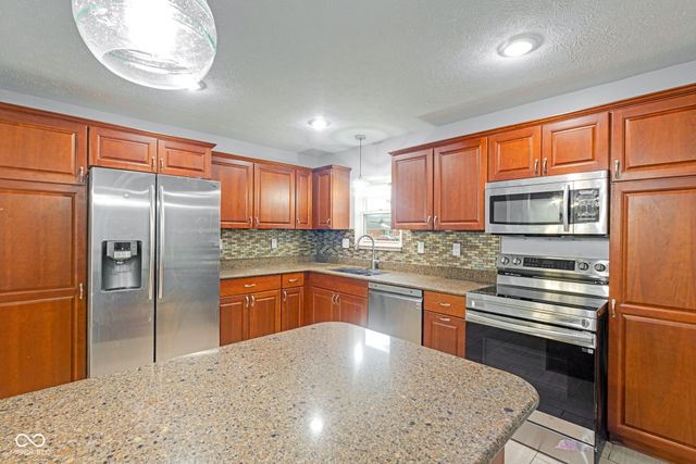 2001 W Woodmont Drive, Muncie, IN 47304