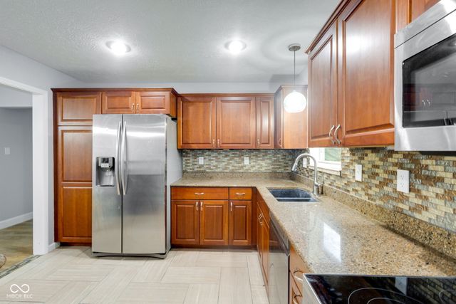 2001 W Woodmont Drive, Muncie, IN 47304