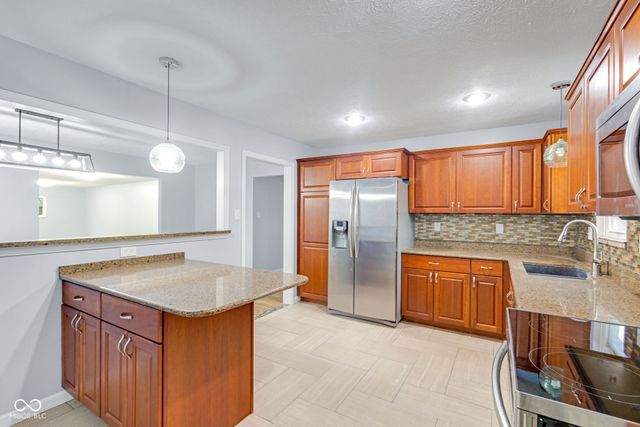 2001 W Woodmont Drive, Muncie, IN 47304