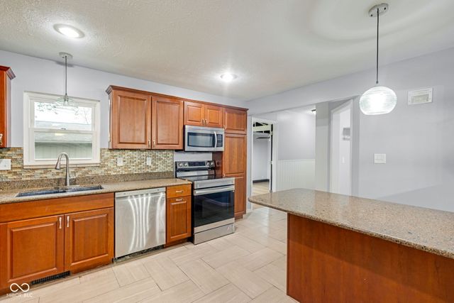 2001 W Woodmont Drive, Muncie, IN 47304