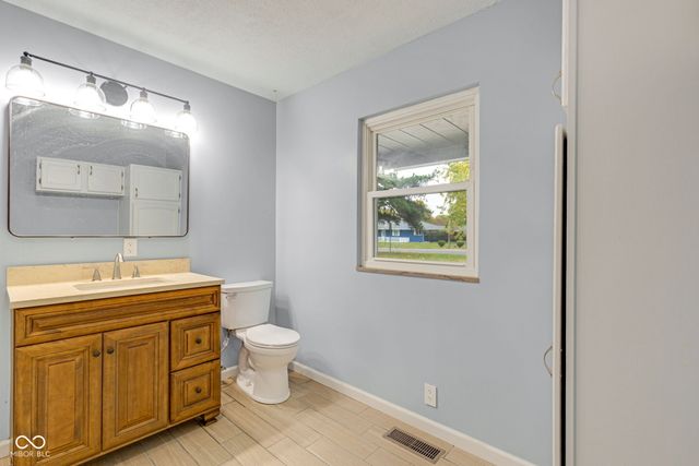 2001 W Woodmont Drive, Muncie, IN 47304