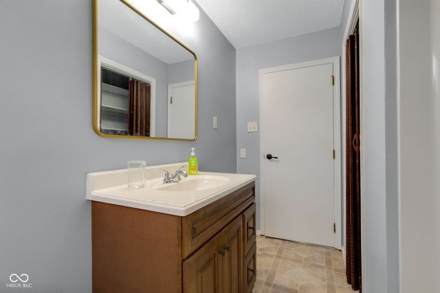 2001 W Woodmont Drive, Muncie, IN 47304