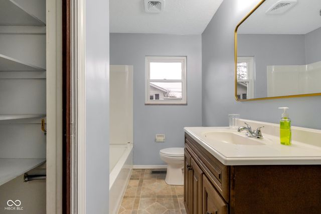 2001 W Woodmont Drive, Muncie, IN 47304