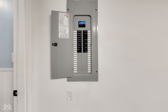 2001 W Woodmont Drive, Muncie, IN 47304