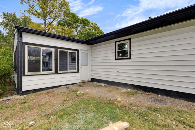 2001 W Woodmont Drive, Muncie, IN 47304