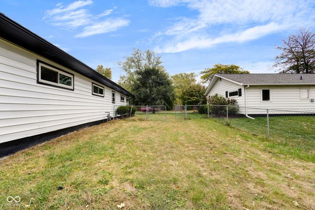 2001 W Woodmont Drive, Muncie, IN 47304