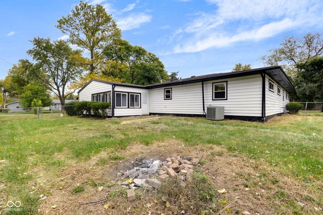 2001 W Woodmont Drive, Muncie, IN 47304