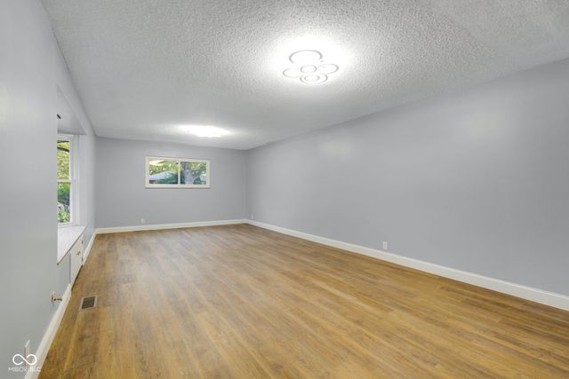 2001 W Woodmont Drive, Muncie, IN 47304