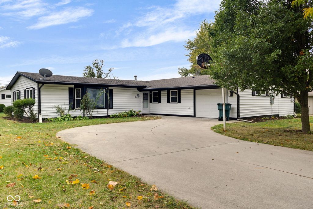 2001 W Woodmont Drive, Muncie, IN 47304