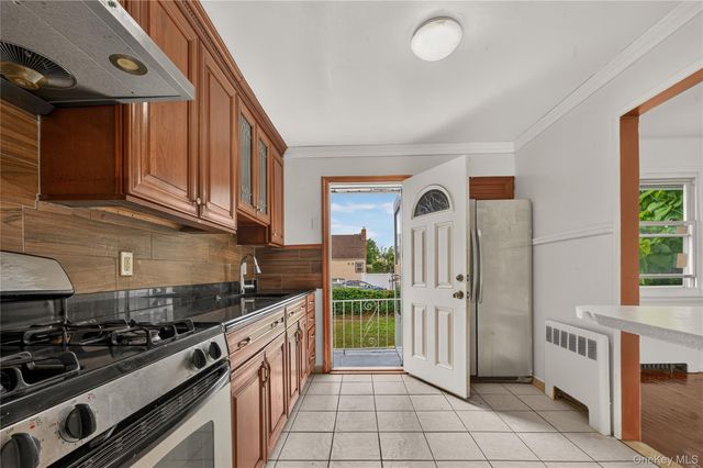33 N Montgomery Street, Valley Stream, NY 11580