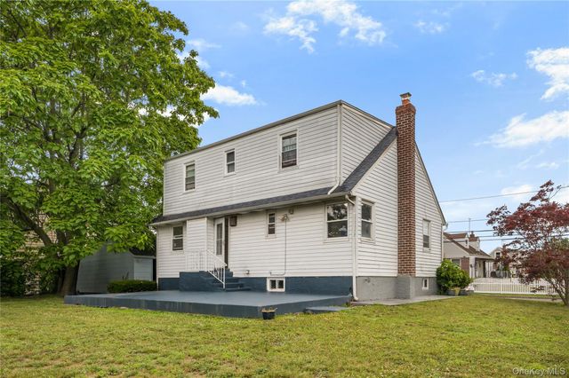 33 N Montgomery Street, Valley Stream, NY 11580