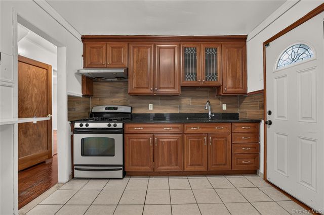 33 N Montgomery Street, Valley Stream, NY 11580