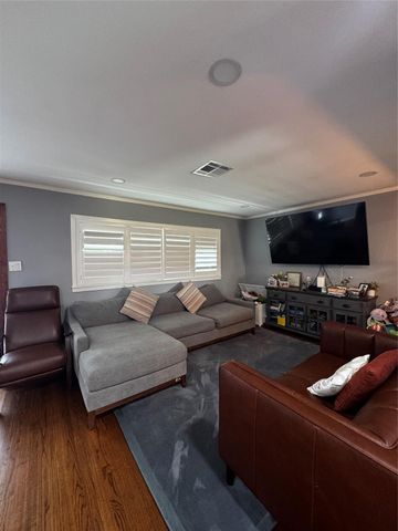 854 T C Jester Boulevard, Houston, TX 77008