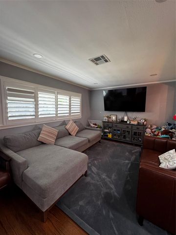 854 T C Jester Boulevard, Houston, TX 77008
