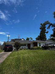 854 T C Jester Boulevard, Houston, TX 77008
