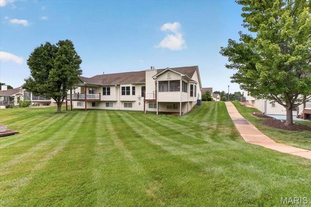 51 Huntgate Drive 9A, St Peters, MO 63376