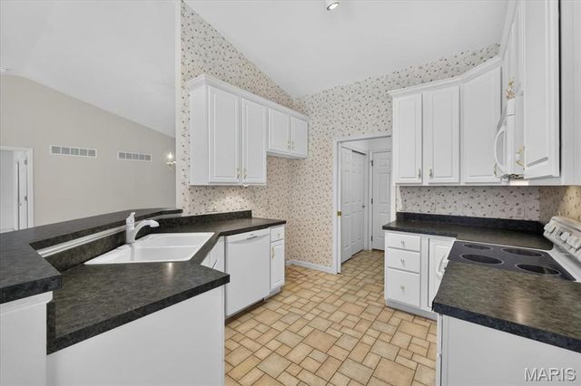 51 Huntgate Drive 9A, St Peters, MO 63376