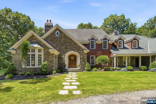 176 Rockburn Pass, West Milford, NJ 07480