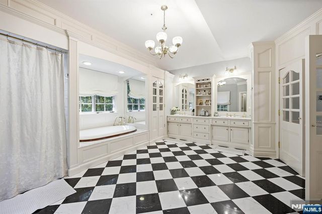 176 Rockburn Pass, West Milford, NJ 07480