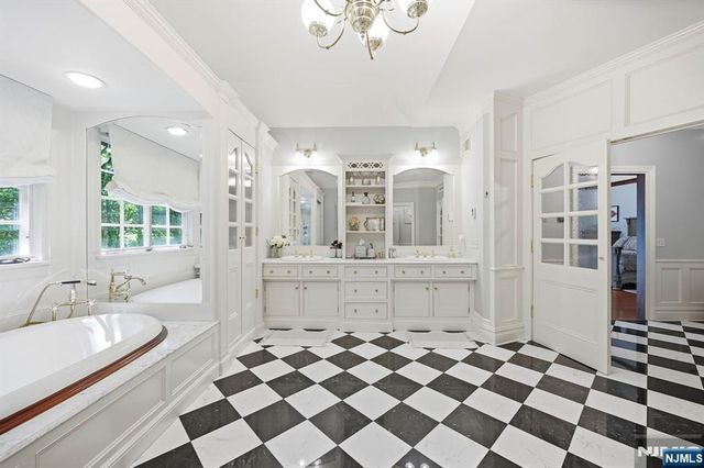 176 Rockburn Pass, West Milford, NJ 07480
