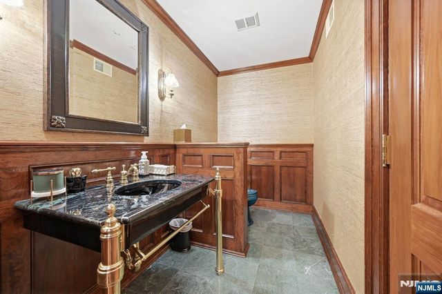 176 Rockburn Pass, West Milford, NJ 07480