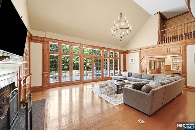 176 Rockburn Pass, West Milford, NJ 07480