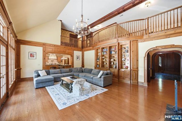 176 Rockburn Pass, West Milford, NJ 07480