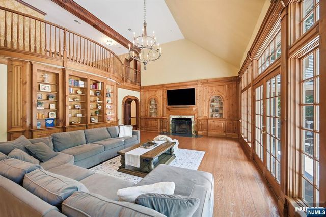 176 Rockburn Pass, West Milford, NJ 07480