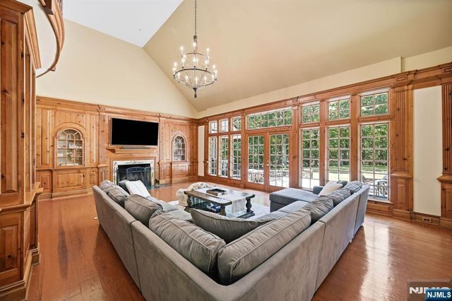 176 Rockburn Pass, West Milford, NJ 07480