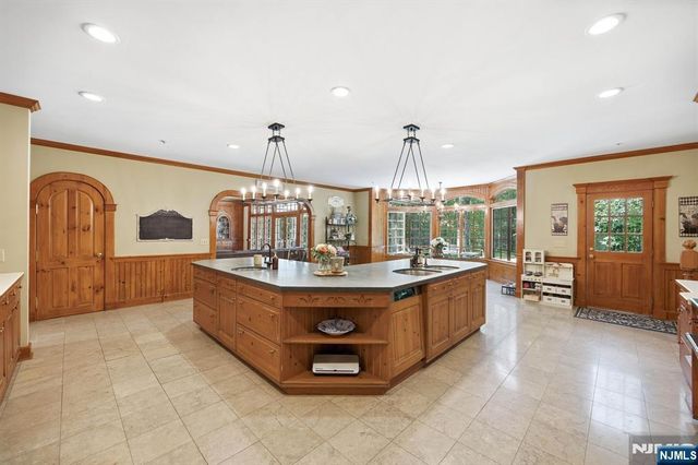 176 Rockburn Pass, West Milford, NJ 07480