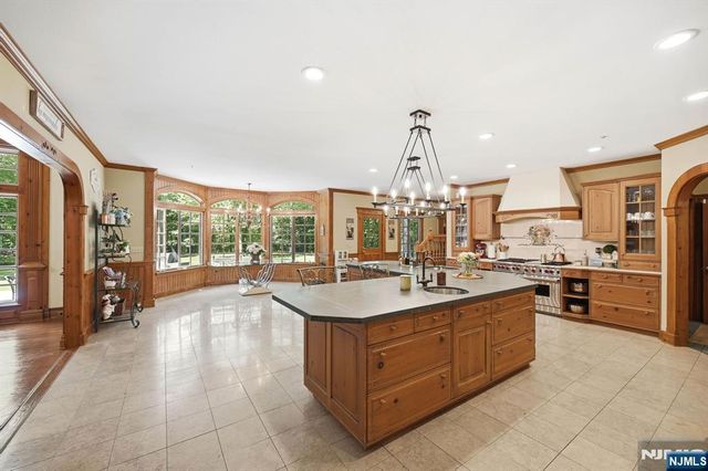 176 Rockburn Pass, West Milford, NJ 07480