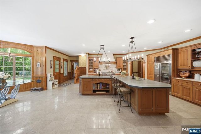 176 Rockburn Pass, West Milford, NJ 07480