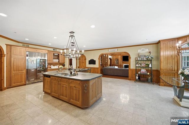 176 Rockburn Pass, West Milford, NJ 07480