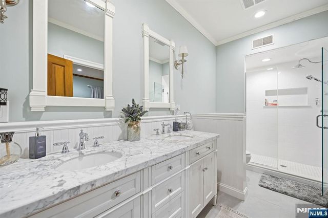 176 Rockburn Pass, West Milford, NJ 07480