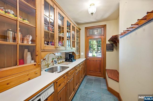 176 Rockburn Pass, West Milford, NJ 07480