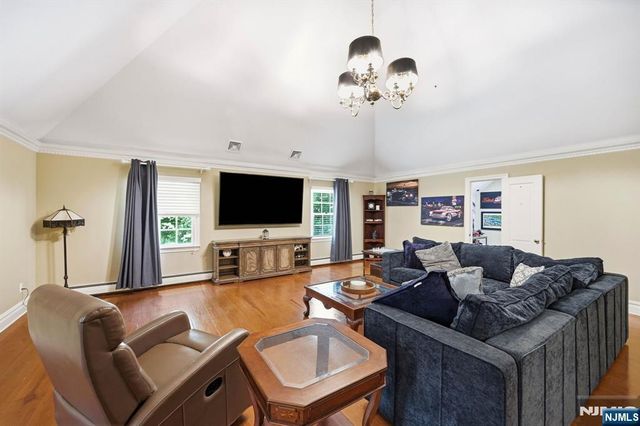 176 Rockburn Pass, West Milford, NJ 07480