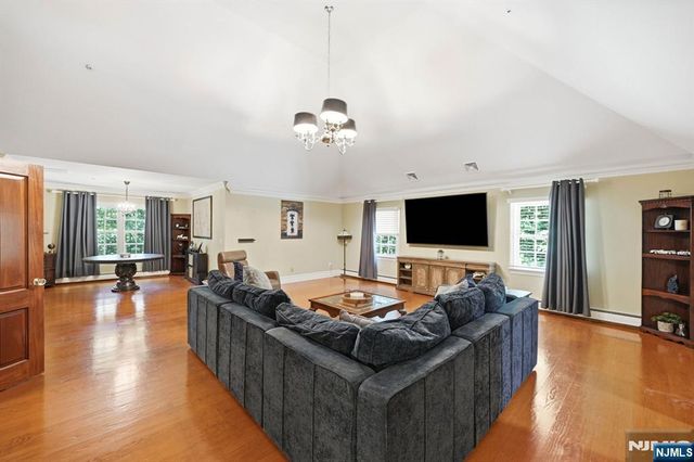 176 Rockburn Pass, West Milford, NJ 07480