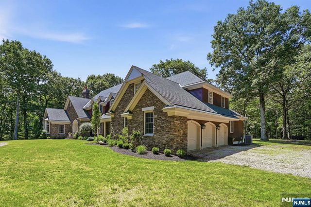 176 Rockburn Pass, West Milford, NJ 07480
