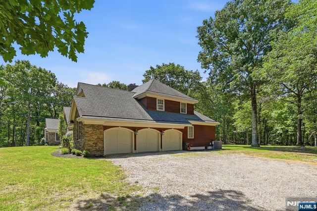 176 Rockburn Pass, West Milford, NJ 07480