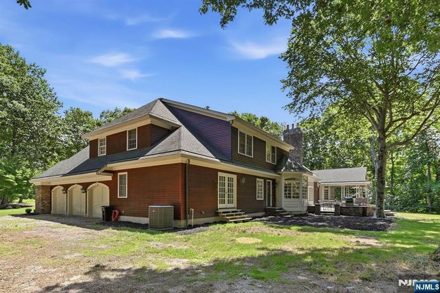 176 Rockburn Pass, West Milford, NJ 07480