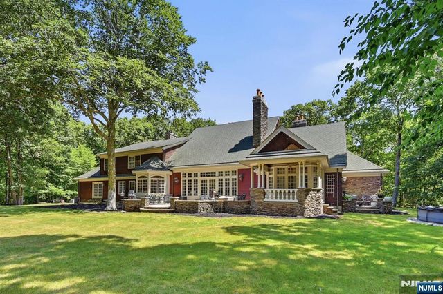 176 Rockburn Pass, West Milford, NJ 07480