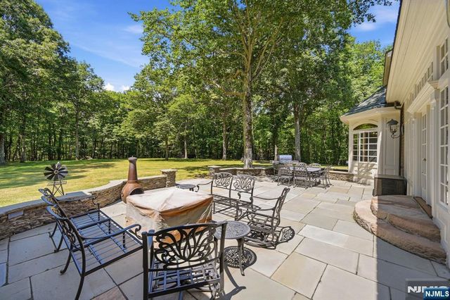 176 Rockburn Pass, West Milford, NJ 07480