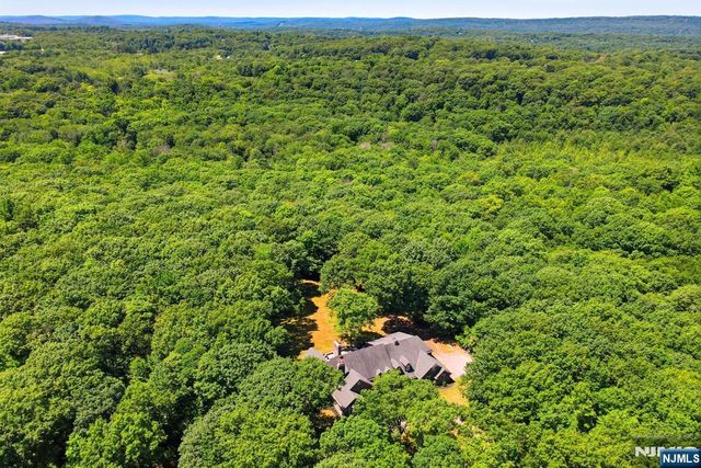 176 Rockburn Pass, West Milford, NJ 07480