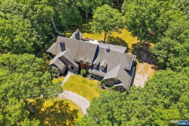 176 Rockburn Pass, West Milford, NJ 07480