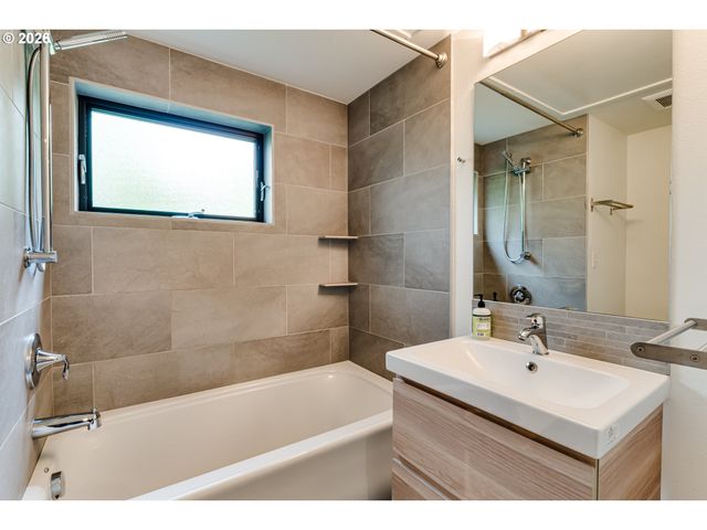 2863 FRIENDLY St, Eugene, OR 97405