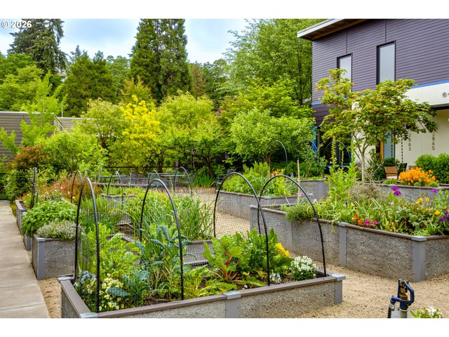 2863 FRIENDLY St, Eugene, OR 97405