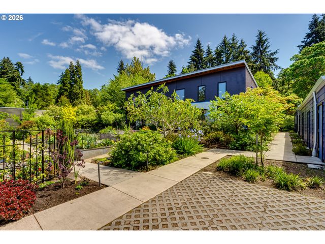 2863 FRIENDLY St, Eugene, OR 97405
