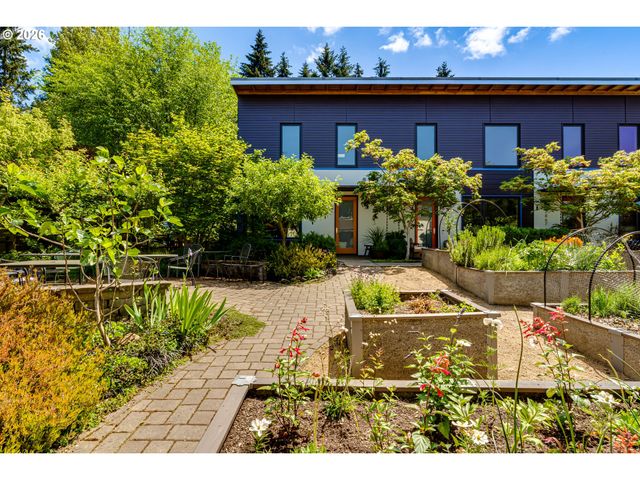 2863 FRIENDLY St, Eugene, OR 97405
